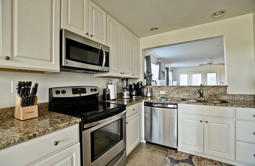 Ocean View Copropriété | Enjoy your getaway in this lovely 2 bed/2 bath condo in the Bethany Bay Community! Excellent view! Pets Allowed! 9-Hole Golf! Seasonal Outdoor Pool! Beach Town!