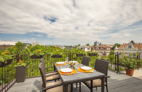 Istvanmezo Appartement | Profitez de votre terrasse privée près de City Park!