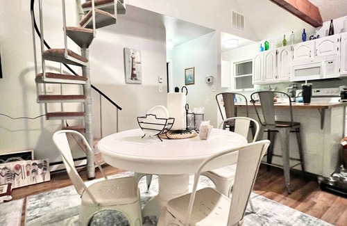 Rehoboth Beach Maison | Enjoy your relaxing beach vaca in this 4-bed home with amazing 2nd story deck!!