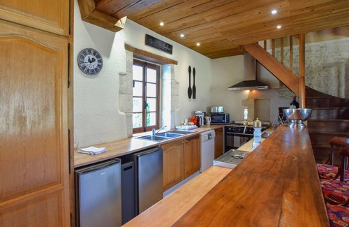 Vienne-en-Bessin Maison | Enjoy your vacation in a fantastically situated vacation home with indoor pool and sauna.
