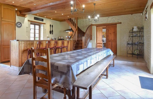 Vienne-en-Bessin Maison | Enjoy your vacation in a fantastically situated vacation home with indoor pool and sauna.