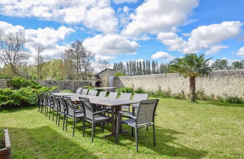 Vienne-en-Bessin Maison | Enjoy your vacation in a fantastically situated vacation home with indoor pool and sauna.