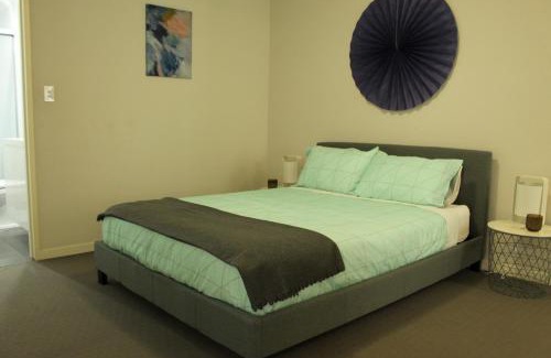 Waitara Appartement | Enjoyable Holiday Home For Group Six