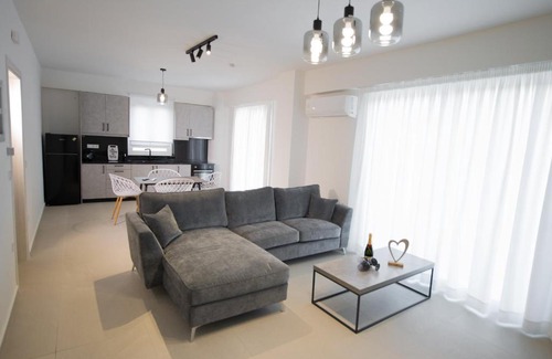 Patras Appartement | Ennea suites- Dark suite