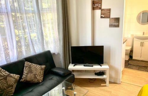 Cranbrook Appartement | Ensuite Apartment with small Kitchenette, Private Bathroom and Parking