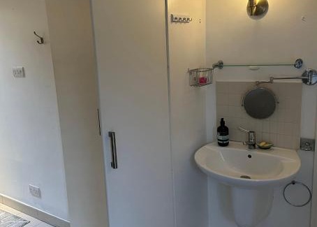 Woodford Bridge Appartement | EnSuite Double Room With Own Entrance London - IG8 - Free on street parking