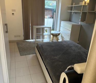 Woodford Bridge Appartement | EnSuite Double Room With Own Entrance London - IG8 - Free on street parking