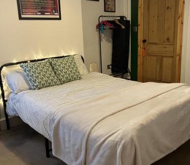Sutton Coldfield Maison | Ensuite Victorian double, excellent transport links to Bham
