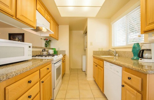 Oxnard Shores Hôtel | Ensuring a Very Comfortable & Memorable Stay! Kitchen, Parking Onsite!