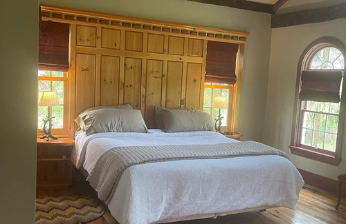 West Valley Autre | Entertain in this 4 bedroom farmhouse with hot tub