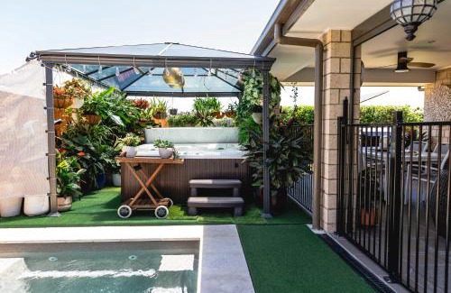 Beerwah Maison | Entertainer's Paradise! Child & pet friendly Pool spa, movie room - close to Australia Zoo