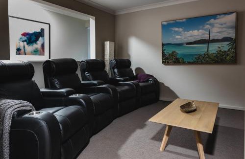 Beerwah Maison | Entertainer's Paradise! Child & pet friendly Pool spa, movie room - close to Australia Zoo