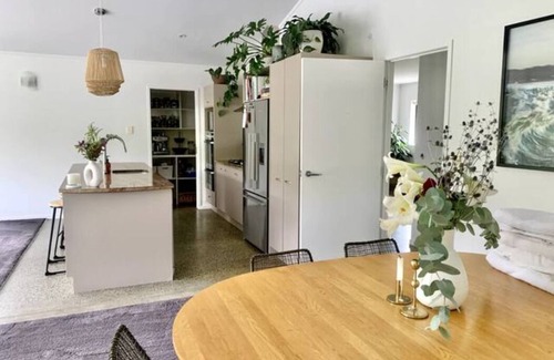 Matakana Maison | ENTERTAINER'S PARADISE with Tennis Court / 4 Bdrm home + Self contained Studio