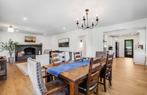 Garden Home-Whitford Maison | Entertainment Haven / Pool Table