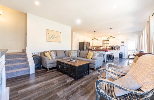 Flat Hollow Marina Maison | Entertainment in Abundance, Putting Green, Games, Kayaks, No-wake Covered Dock!