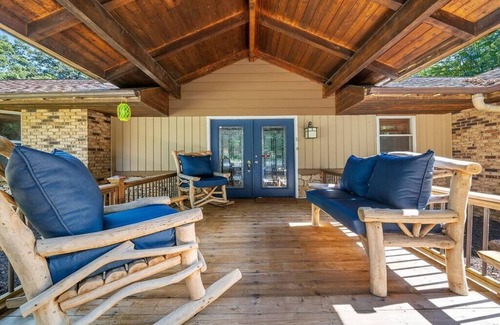 Rockford Maison | Entertainment Oasis Indoor Pool Spa Arcade Theatre