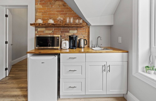 Mount Hope Huron Park Appartement | ENTIRE 1 BEDROOM APARTMENT ACROSS FROM GOOGLE