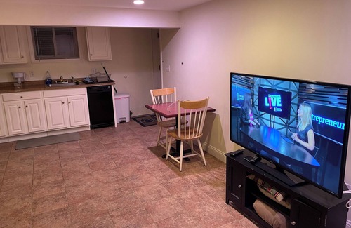 Nonantum Maison | Entire 1BR in Newton AC Parking Walk to Shops