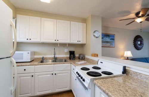 McCully - Moiliili Copropriété | Entire 2 Bedroom Condo, King Bed, FREE Parking, Sleeps 6, Walk to Waikiki Beach