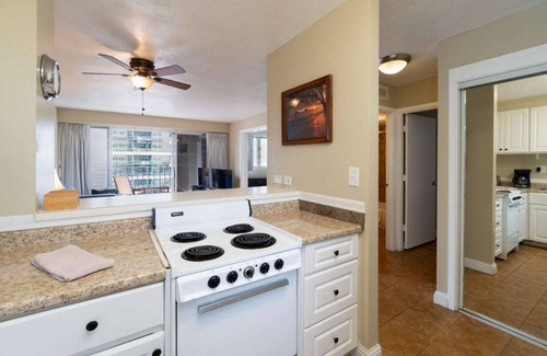 McCully - Moiliili Copropriété | Entire 2 Bedroom Condo, King Bed, FREE Parking, Sleeps 6, Walk to Waikiki Beach