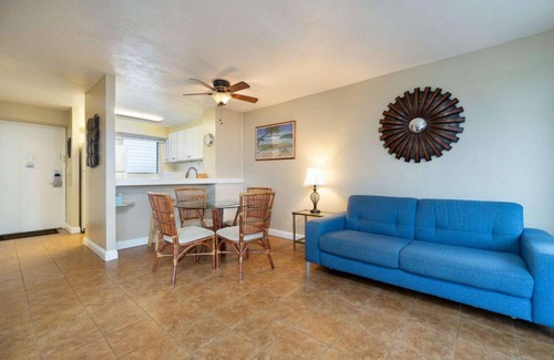 McCully - Moiliili Copropriété | Entire 2 Bedroom Condo, King Bed, FREE Parking, Sleeps 6, Walk to Waikiki Beach