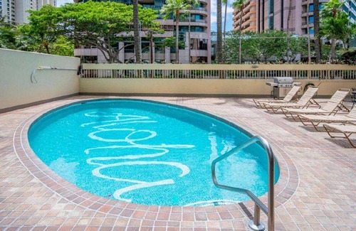McCully - Moiliili Copropriété | Entire 2 Bedroom Condo, King Bed, FREE Parking, Sleeps 6, Walk to Waikiki Beach