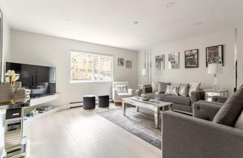 Burke Mountain Maison | Entire 2 Bedrooms 2 bathrooms private suite in Coquitlam