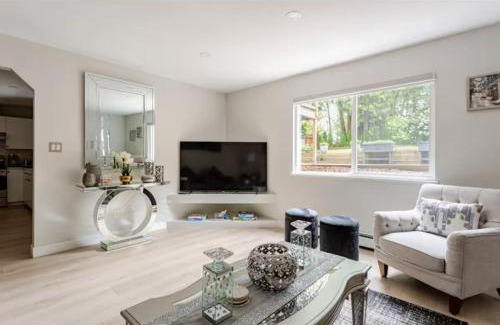 Burke Mountain Maison | Entire 2 Bedrooms 2 bathrooms private suite in Coquitlam