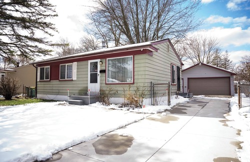 Romulus Maison | Entire 3 Bedroom Home. Newly renovated & Furnished