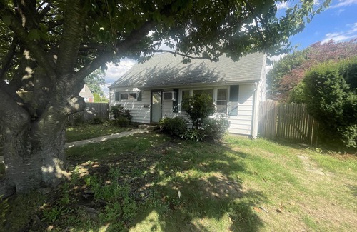 Garden City Park Maison | Entire 3bdr home w/parking, backyard, FirePit, BBQ