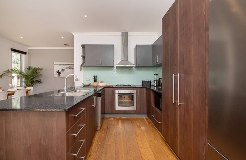Mordialloc Maison | Entire 4 Bed 2 Bathroom home with Garden and Parking. 15 Min walk to beach!