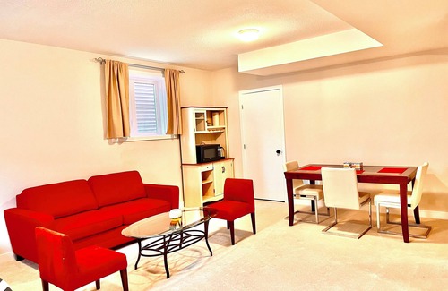 Ottawa Division Maison | Entire basement with large windows, private full bathroom and office