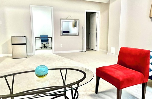 Ottawa Division Maison | Entire basement with large windows, private full bathroom and office