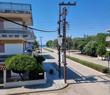 Paralia Dionysiou Appartement | Entire Bedroom Apartment with big Balcony Perfect for Families Mishev