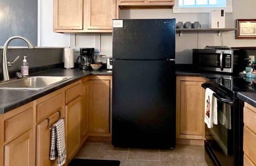 West Town Appartement | Entire Below Level Studio w/ Private Sauna