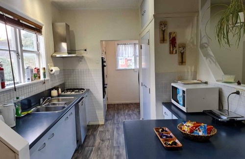 Lower Hutt Maison | Entire Bunglow in Central Hutt with FREE-WiFi