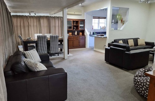 Lower Hutt Maison | Entire Bunglow in Central Hutt with FREE-WiFi