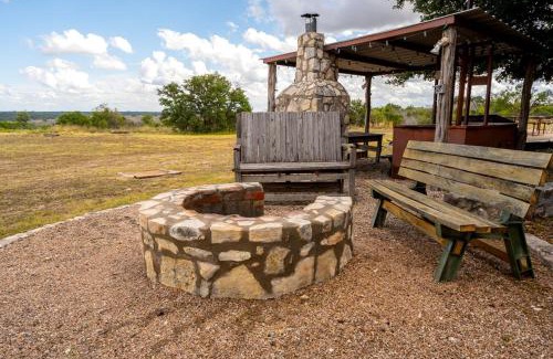 Eldorado Maison | Entire Cabin Retreat in Texas Hill Country, Perfect for Intimate Glamping Weekend Getaways in Eldorado