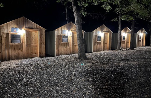 Hatfield Location De VR | Entire Campground - All 10 Cabins for Events and Overnights. Up to 40 Guests.