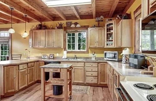 Salamanca Cottage | Entire Chalet! Hot Tub! Vaulted Timber Ceiling! AC