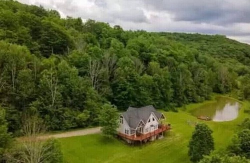 Salamanca Cottage | Entire Chalet! Hot Tub! Vaulted Timber Ceiling! AC