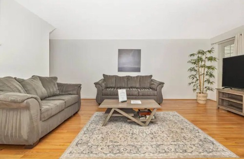 Montgomery Village Maison | Entire cheerful 4 br townhouse by the lake