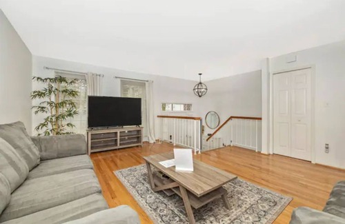Montgomery Village Maison | Entire cheerful 4 br townhouse by the lake