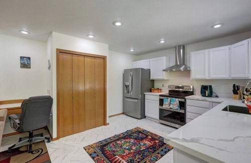 Des Moines Maison | Entire cozy 5bd home in Des Moines WA near the Redondo beach and Saltwater park!