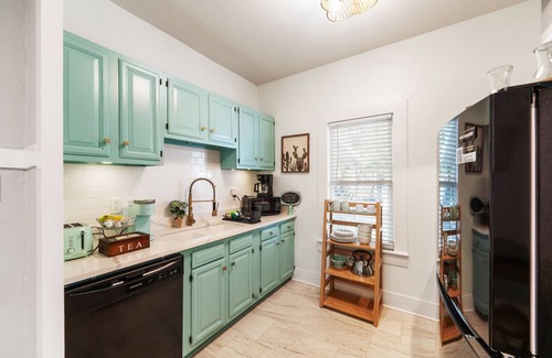 Government Hill Maison | Entire Cozy Cottage, Family Friendly, Perfect Location- Fort Sam,BAMC, Riverwalk