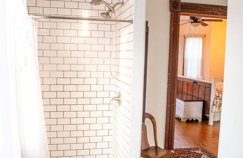 Dickerson Run Autre | Entire Farmhouse -Maple Bottom Farm Bed & Breakfast