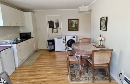 Johnsonville Maison | Entire Ground Floor Full Privacy Family-friendly Popular to Ferry-catchers
