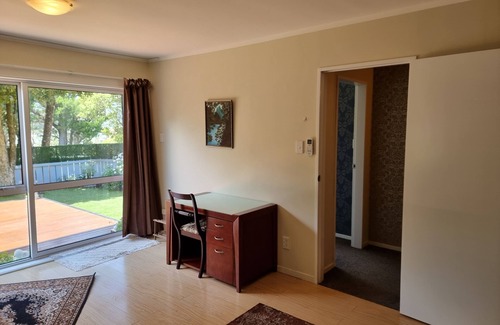 Johnsonville Maison | Entire Ground Floor Full Privacy Family-friendly Popular to Ferry-catchers