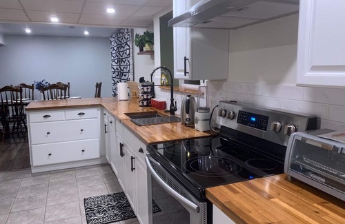 Ladner Appartement | Entire guest suite w/kitchen 2 Bedrooms 3 Beds