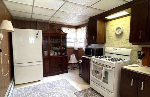 Cheektowaga Maison | Entire Home 3 Bedroom 1 Bath 6 Guests - Convenient Location close to Airport